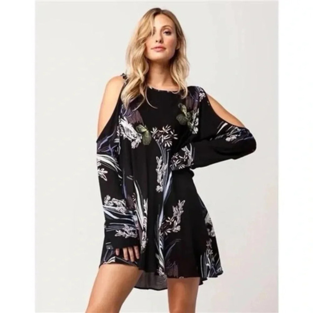 Free People Clear Skies Cold-Shoulder tunic shift dress.‎ EUC. Black. Small